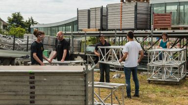 © EPFL - Jamani Caillet Préparatifs de Balélec 2016. Des étudiants transportent des échaffaudages devant le Rolex Learning Center.