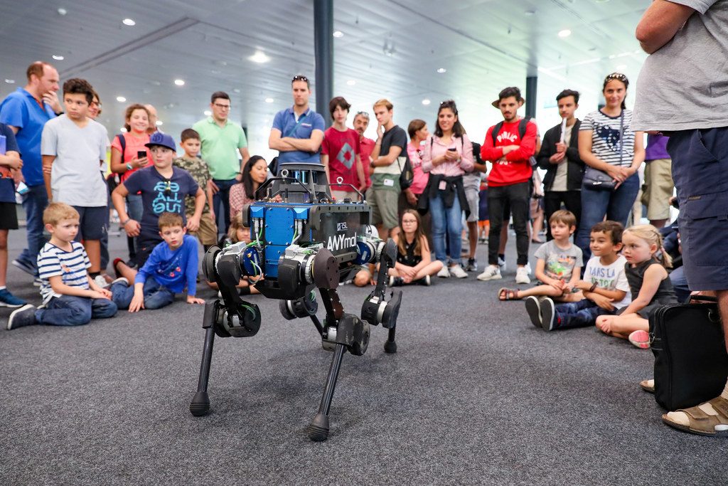 Démonstration de robot quadrupède