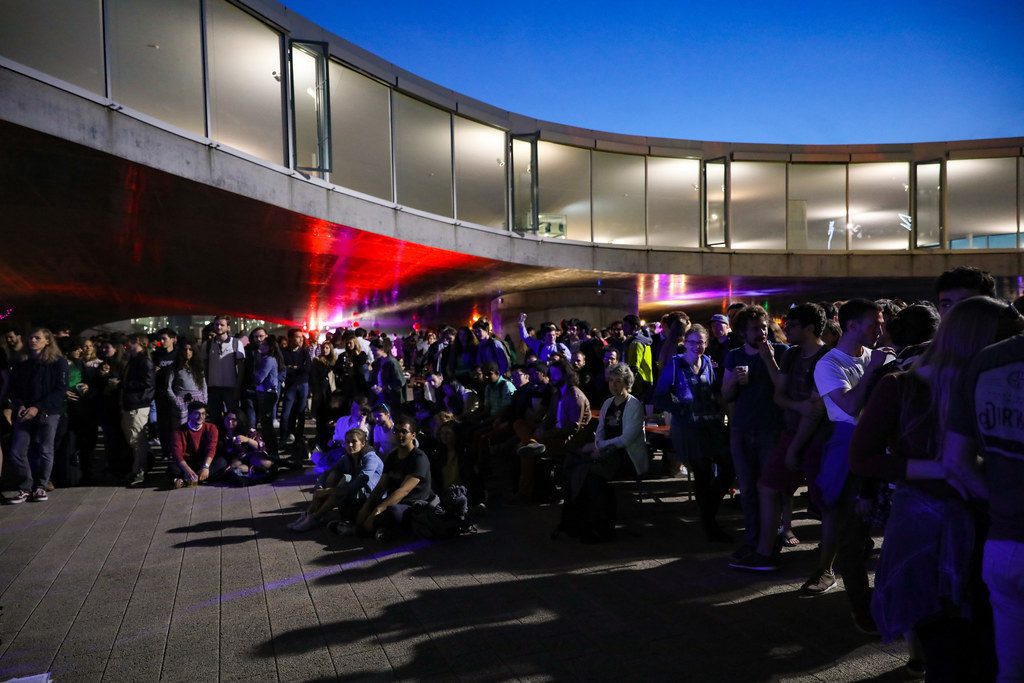 Foule sous le Rolex Learning Center