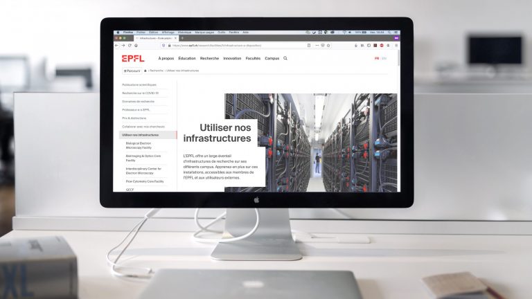 Photomontage d'un ordinateur de bureau affichant une page du site web de l'EPFL Photomontage d'un ordinateur de bureau affichant une page du site web de l'EPFL