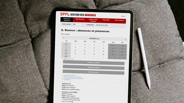 Montage avec le gestionnaire d'absences de l'EPFL sur un iPad Montage avec le gestionnaire d'absences de l'EPFL sur un iPad