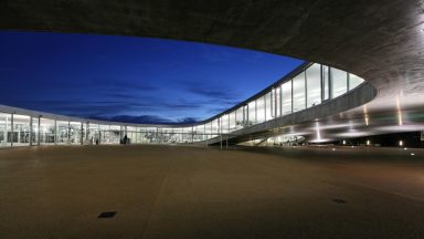 © Alain Herzog / EPFL La cour intérieure du Rolex Learning Center, de nuit