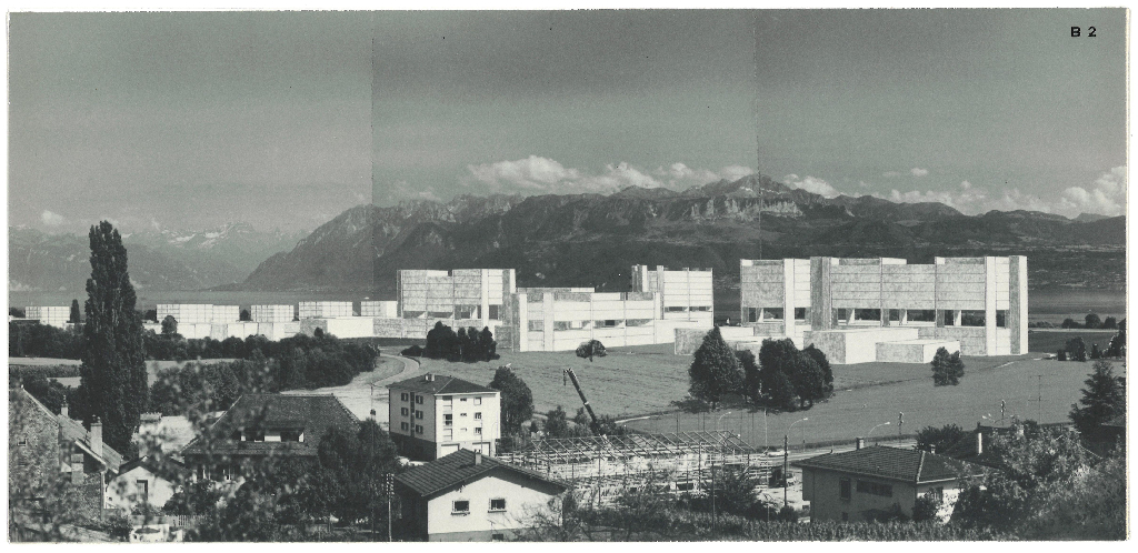 Le volume du projet de 1971 pour la nouvelle EPFL est vu depuis les hauteurs dâEcublens. Il est reprĂ©sentĂ© en blanc et contraste avec les Alpes en arriĂšre-plan.