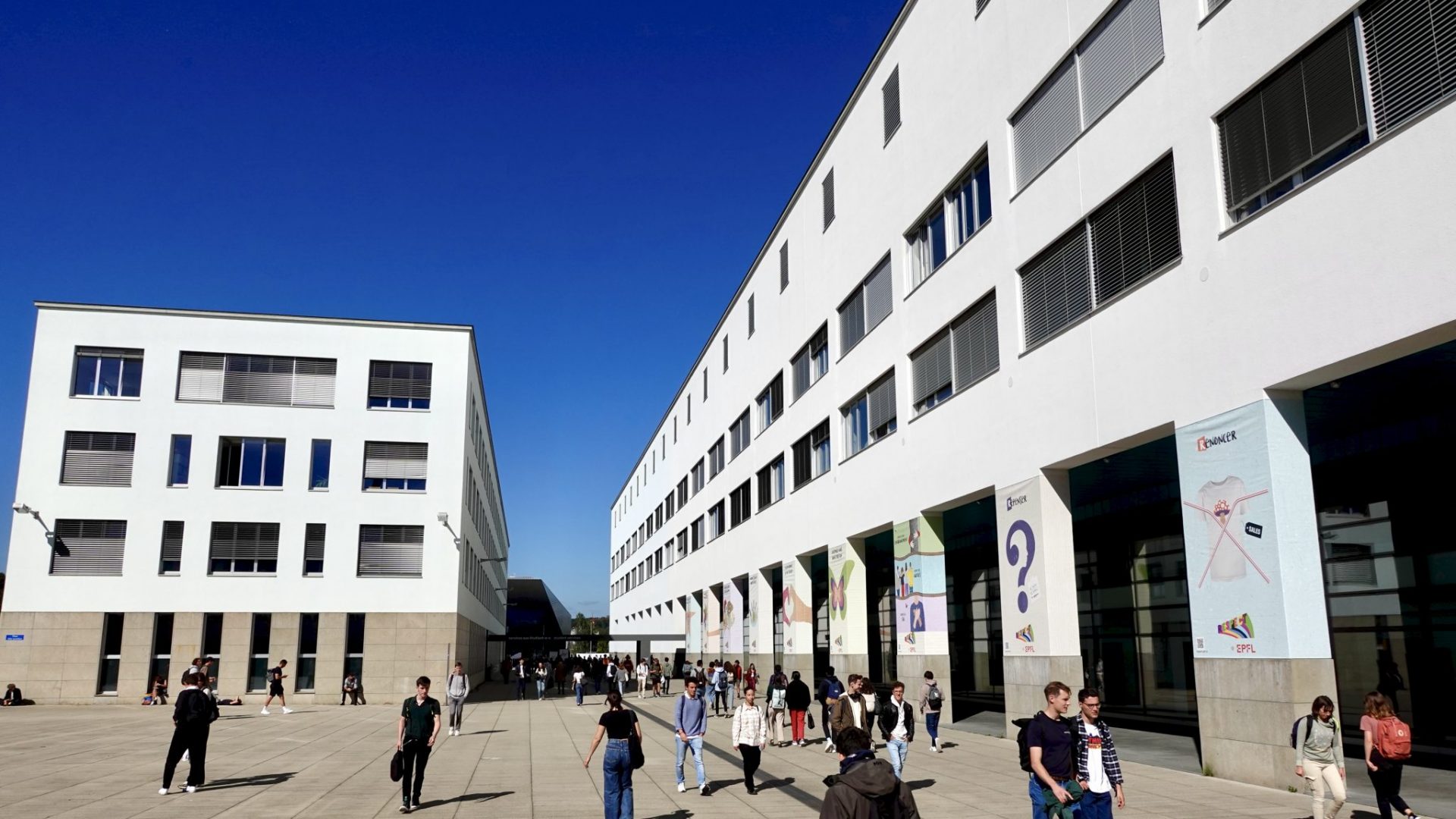 Vue de la place Ada Lovelace. Des personnes marchant dessus - 2020 EPFL/Xurxo-Adrián Entenza - CC-BY-SA 4.0